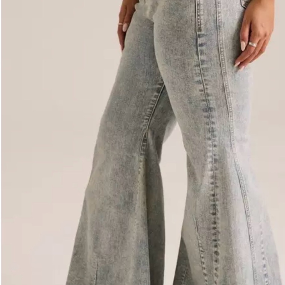 Women's  Super Flared Jeans with Glitter
Size 10 - Short Inseam 27 inches - Picture 3 of 16